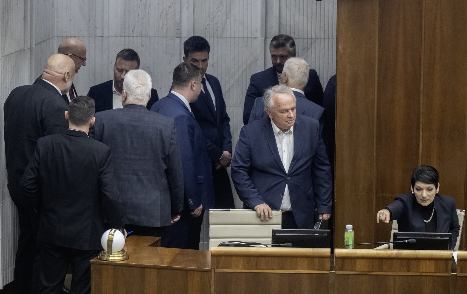 Poslanci Národnej rady SR počas tajného hlasovania predsedu parlamentu.