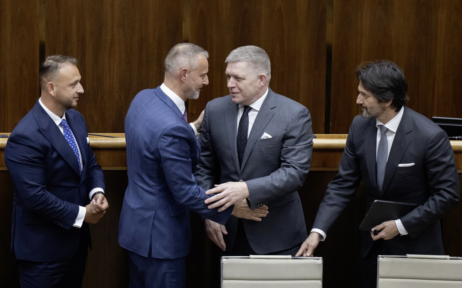 predseda Národnej rady (NR) SR Richard Raši (druhý vľavo), druhý vpravo mu gratuluje premiér SR Robert Fico (Smer-SD), vpravo minister obrany SR Robert Kaliňák (Smer-SD) a vľavo minister vnútra SR Matúš Šutaj Eštok (Hlas-SD) 