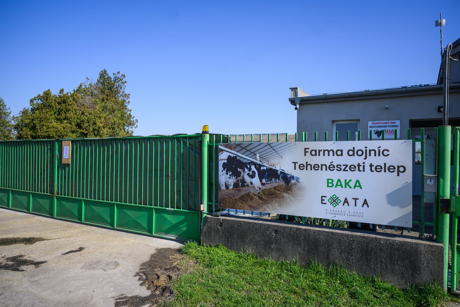 Na snímke nápis farmy dojníc v obci Baka, v okrese Dunajská Streda 