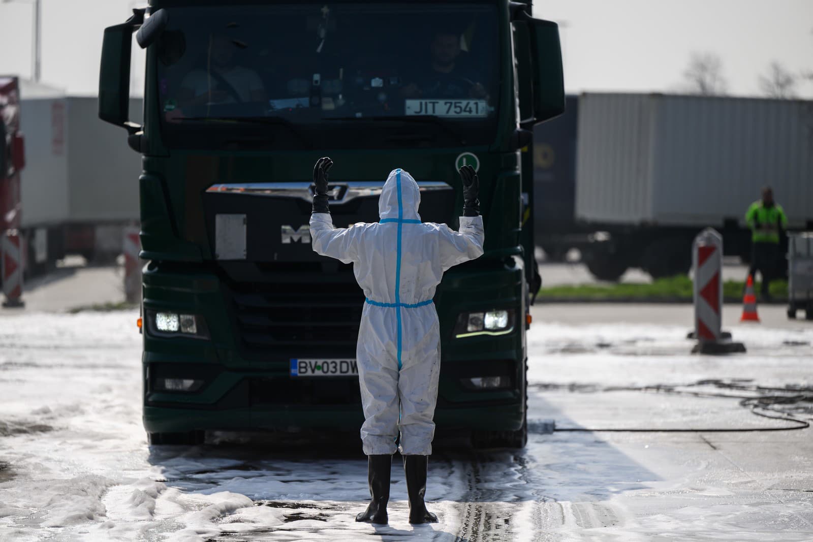 Rakúsky tím dezinfikuje nákladné vozidilá prichádzajúce na Slovensko z Maďarska na hraničnom priechode Rusovce - Rajka v Bratislave