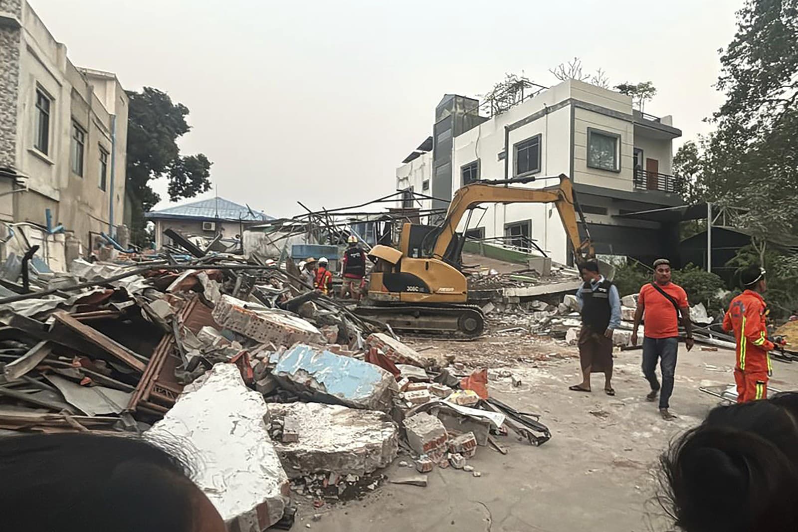 Dobrovoľníci pracujú na mieste postihnutom silným zemetrasením v mjanmarskom meste Mandalay