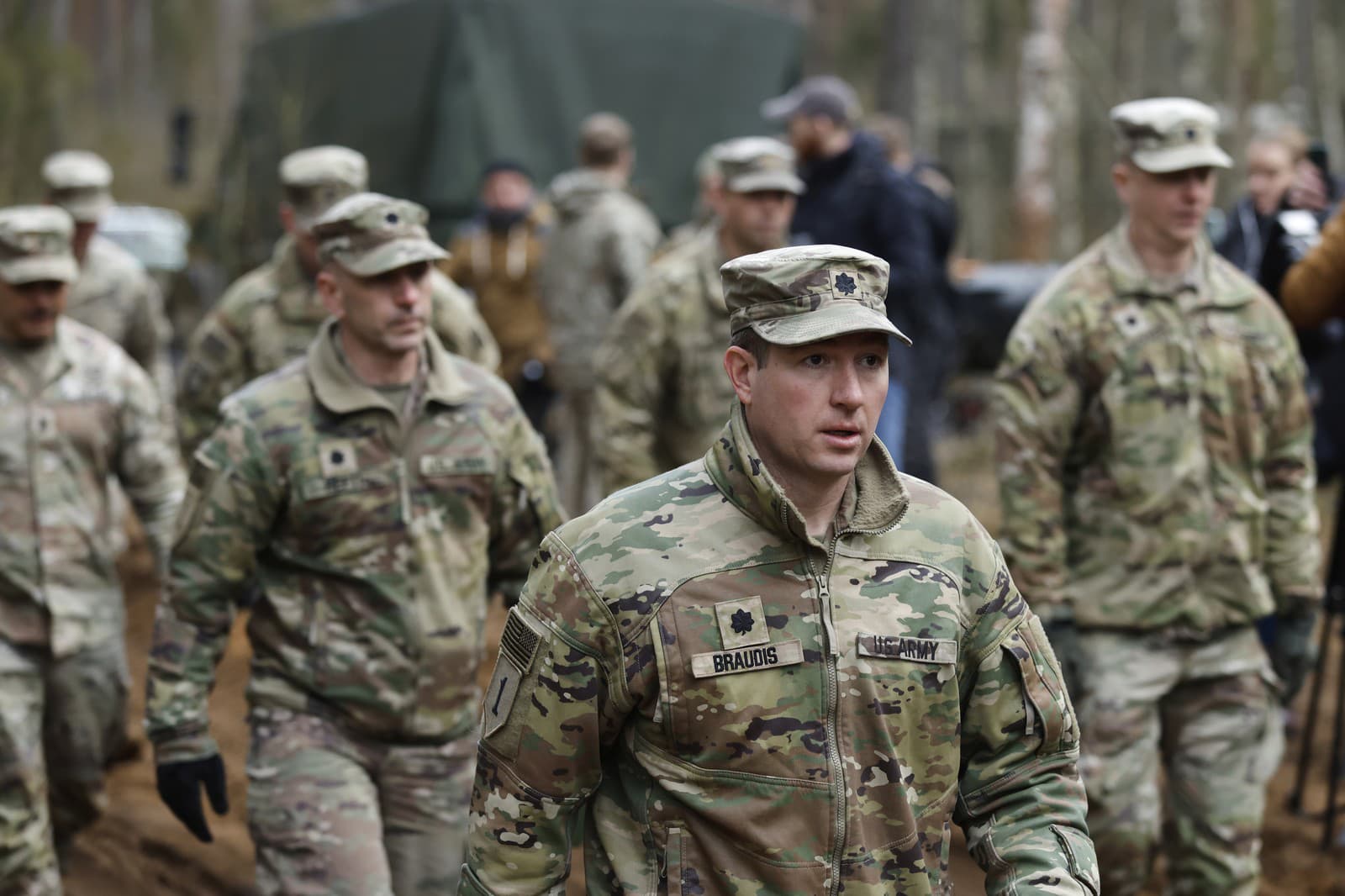 Na snímke pátranie po štyroch nezvestných amerických vojakoch neďaleko miesta, kde sa našlo ich obrnené vozidlo Hercules potopené na cvičisku pri litovskom meste Pabradé