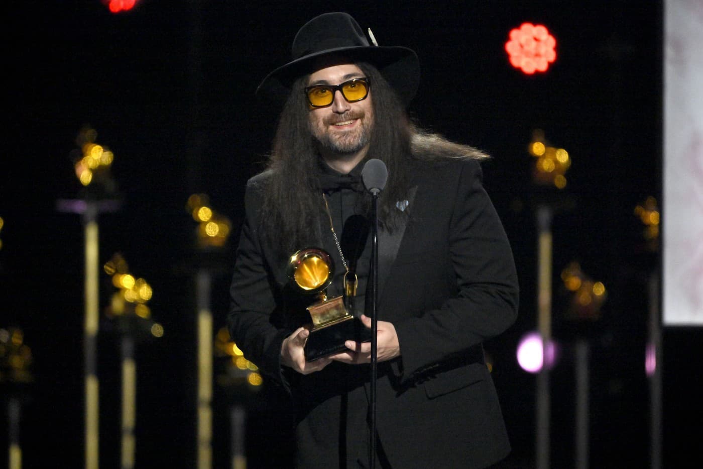 Syn (49) Johna Lennona