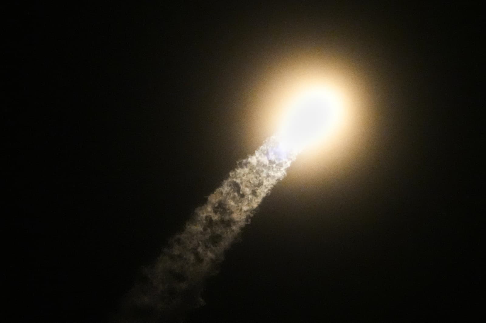 Raketa Falcon 9 spoločnosti SpaceX so štvorčlennou komerčnou posádkou štartuje z rampy 39A v Kennedyho vesmírnom stredisku 