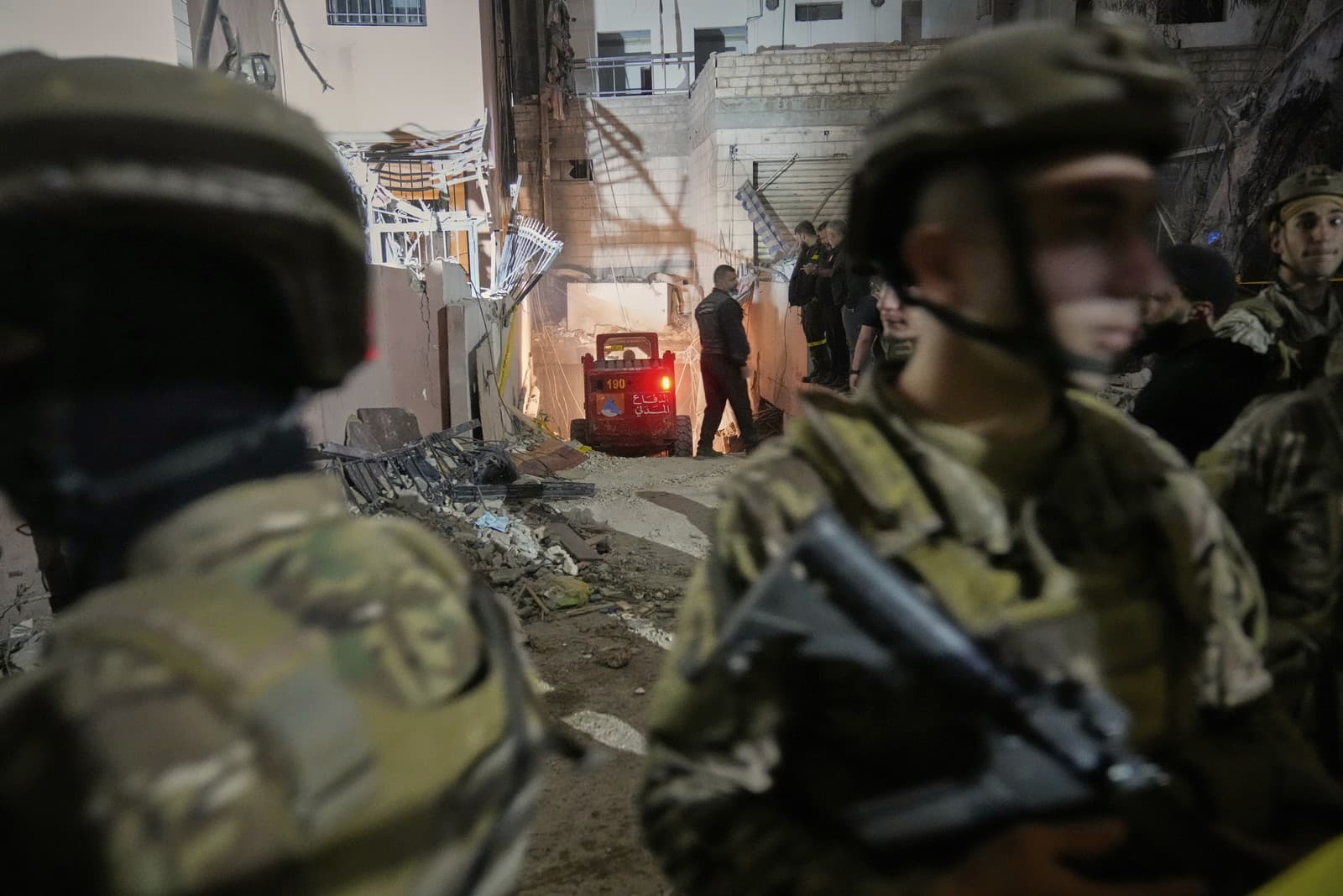 Následky izraelského cieleného útoku na obytný dom v Dahíji na južnom predmestí Bejrútu v Libanone 