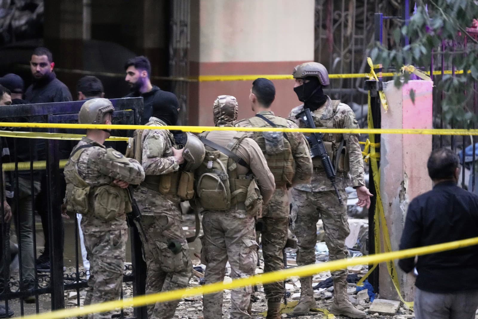 Následky izraelského cieleného útoku na obytný dom v Dahíji na južnom predmestí Bejrútu v Libanone 