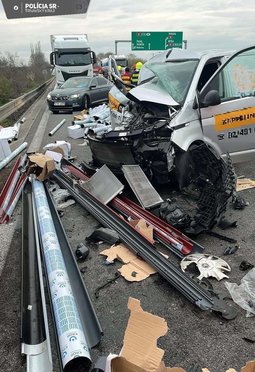 Polícia zasahovala pri nehode štyroch áut na D1