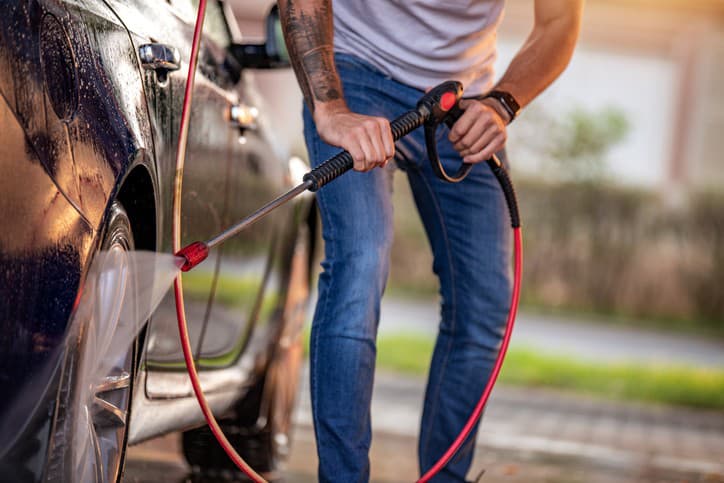 Umývate auto počas slnečných