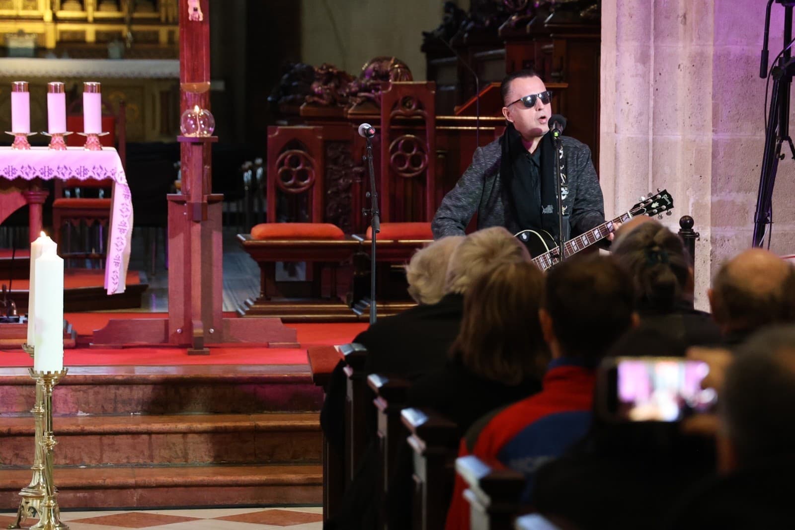 Rozlúčka so Štefanom Kvietikom v Dóme sv. Martina. Robo Grigorov sa s hercom rozlúčil pesničkou Pocta Majakovskému.