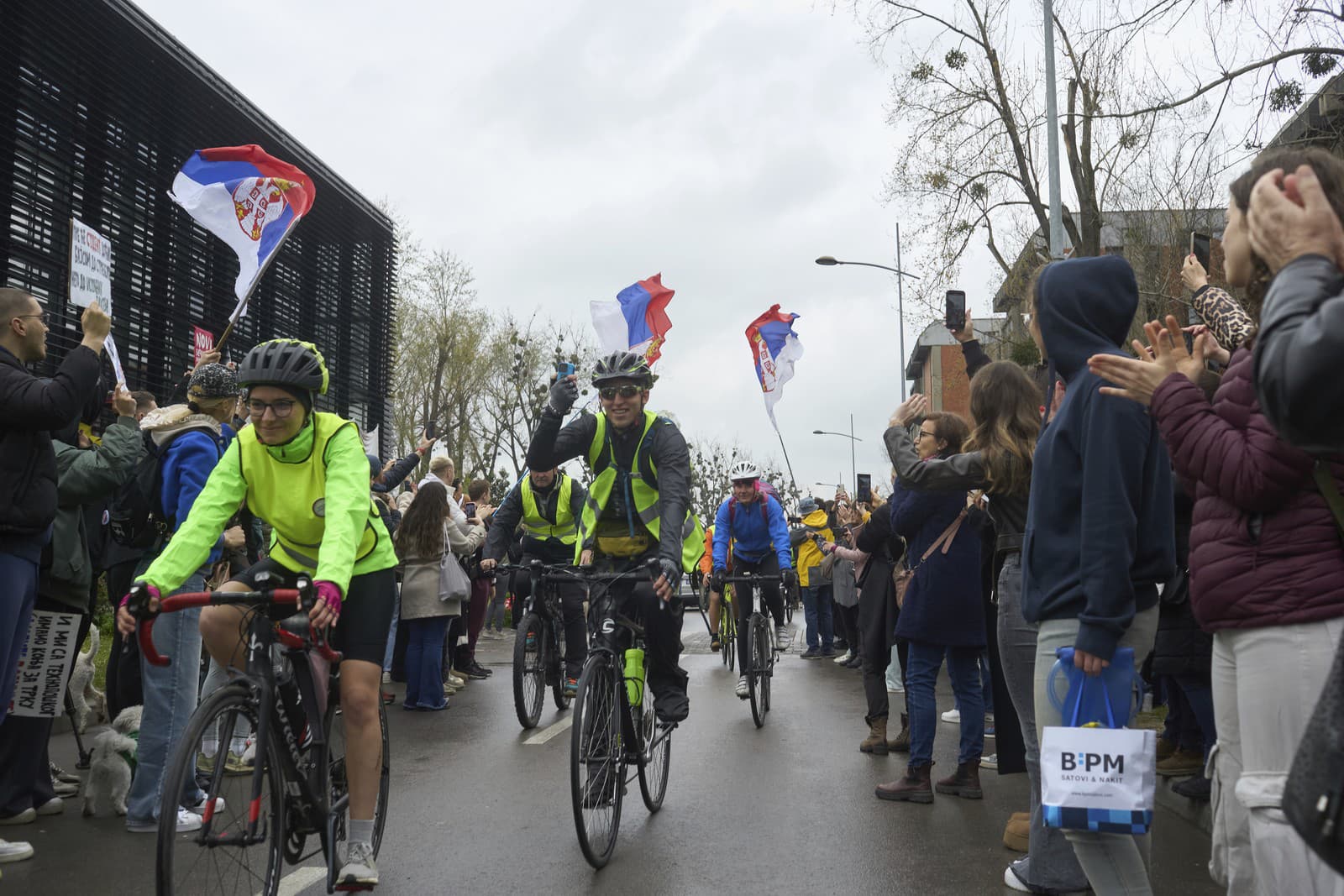 Protestujúci študenti na ceste do Štrasburgu s cieľom upozorniť EÚ na ich protesty proti korupcii v Novom Sade
