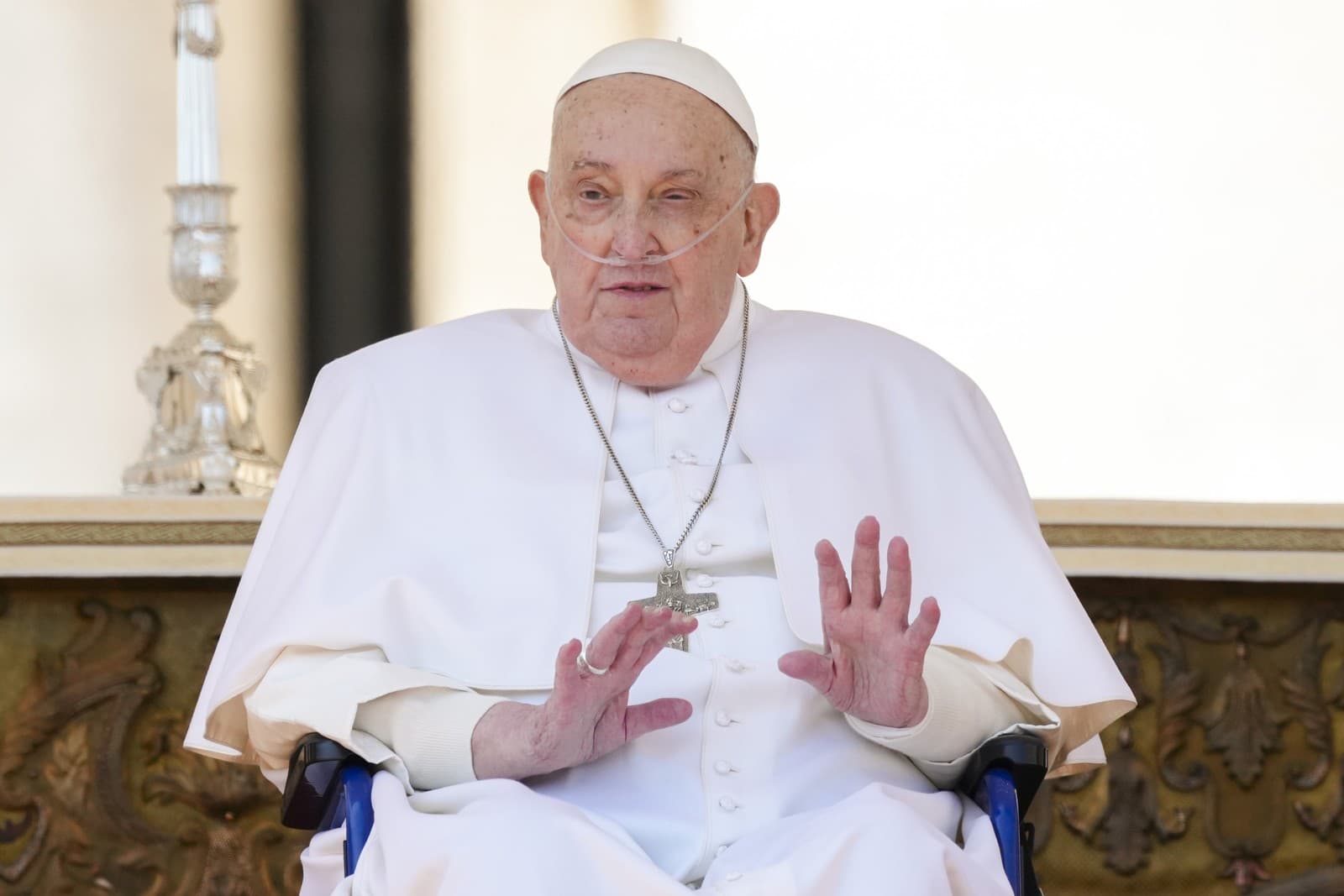Pápež František sa prvýkrát od svojho prepustenia z nemocnice objavil na verejnosti