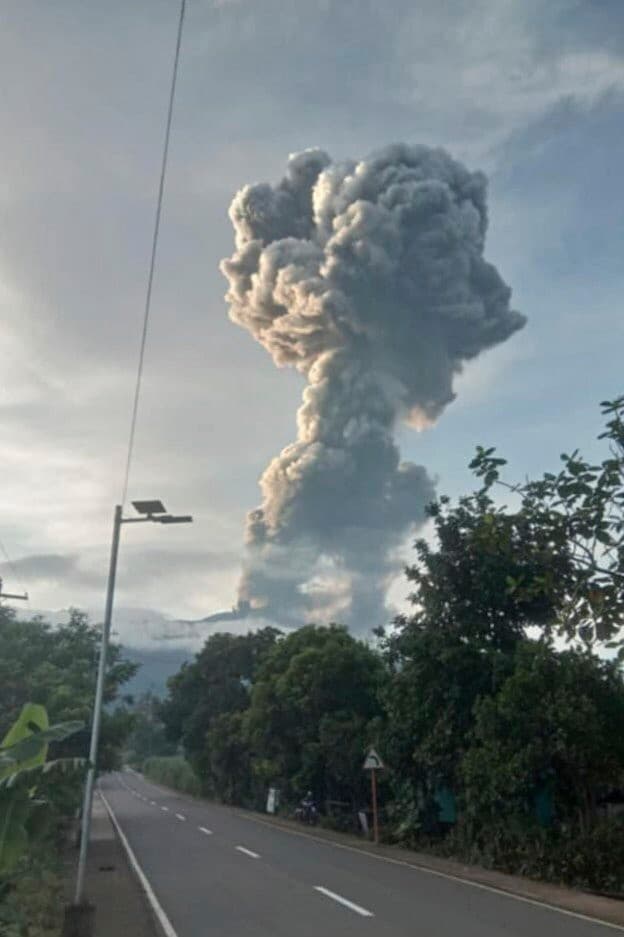 Sopka Kanlaon chrlí popol