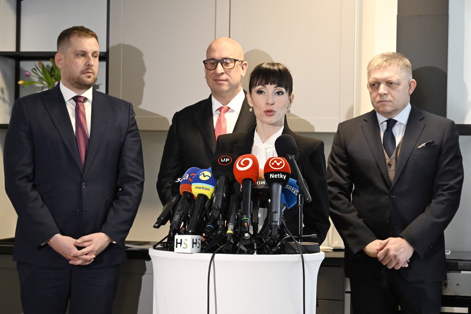 Lisová sa pravidelne objavuje na brífingoch ohľadom štátnych nájomných bytov.