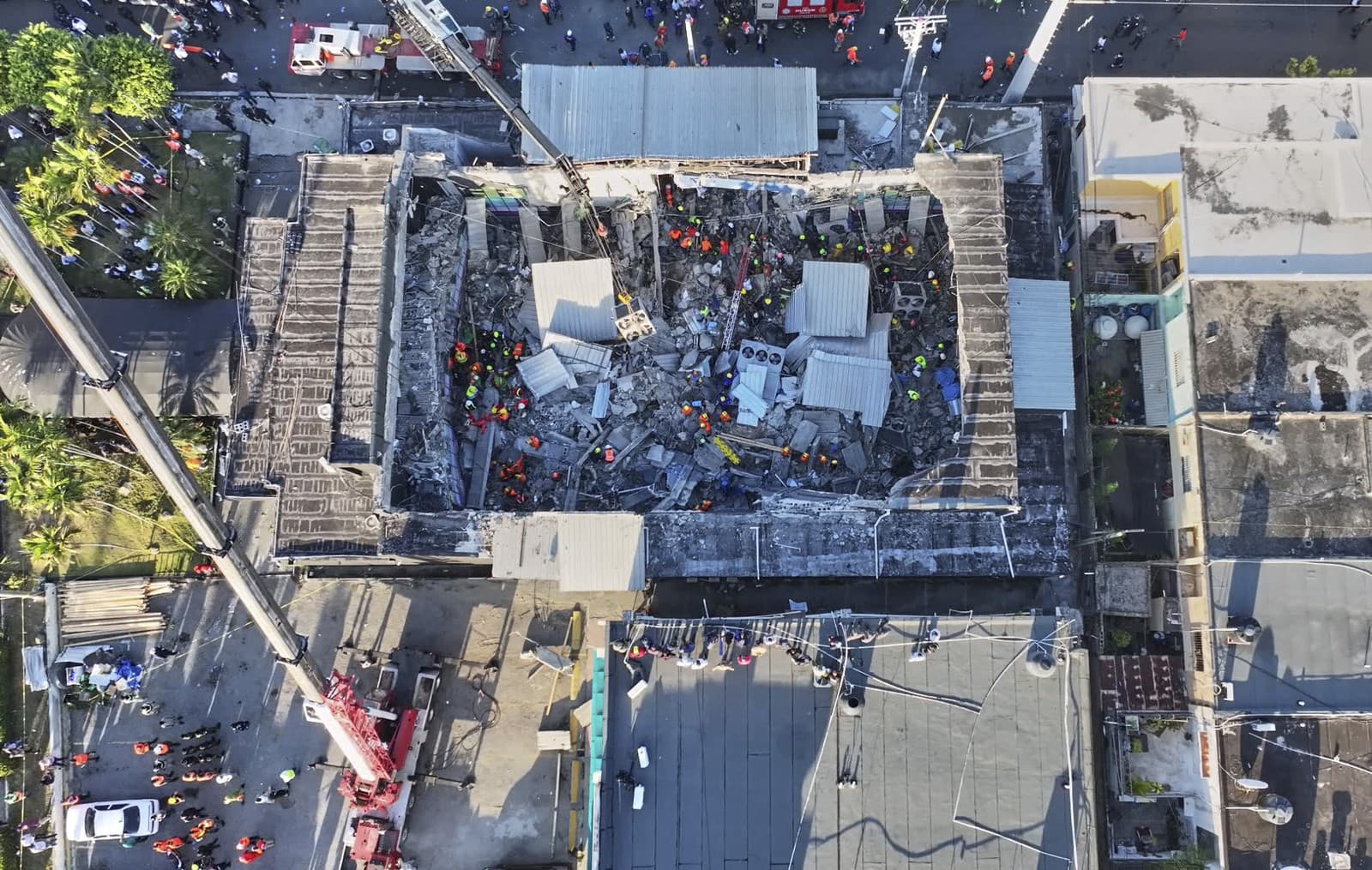 Záchranári hľadajú preživších v nočnom klube Jet Set potom, čo sa jeho strecha zrútila počas koncertu