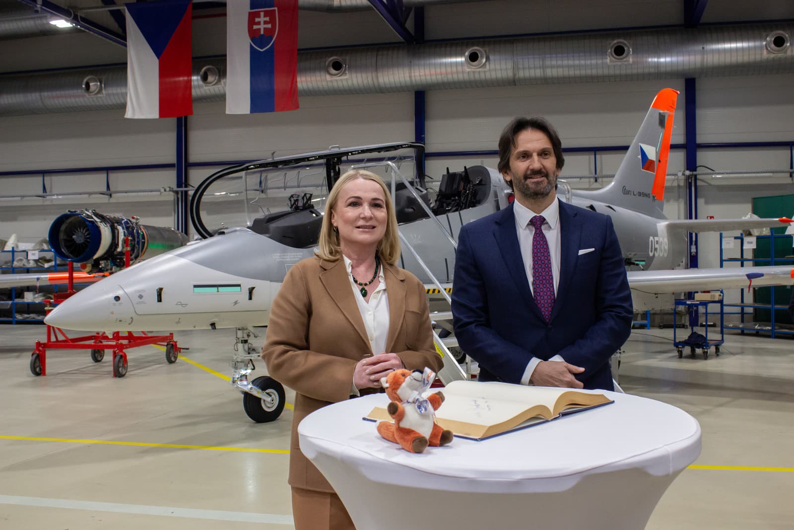 minister obrany Robert Kaliňák (Smer-SD) a česká ministerka obrany Jana Černochová 