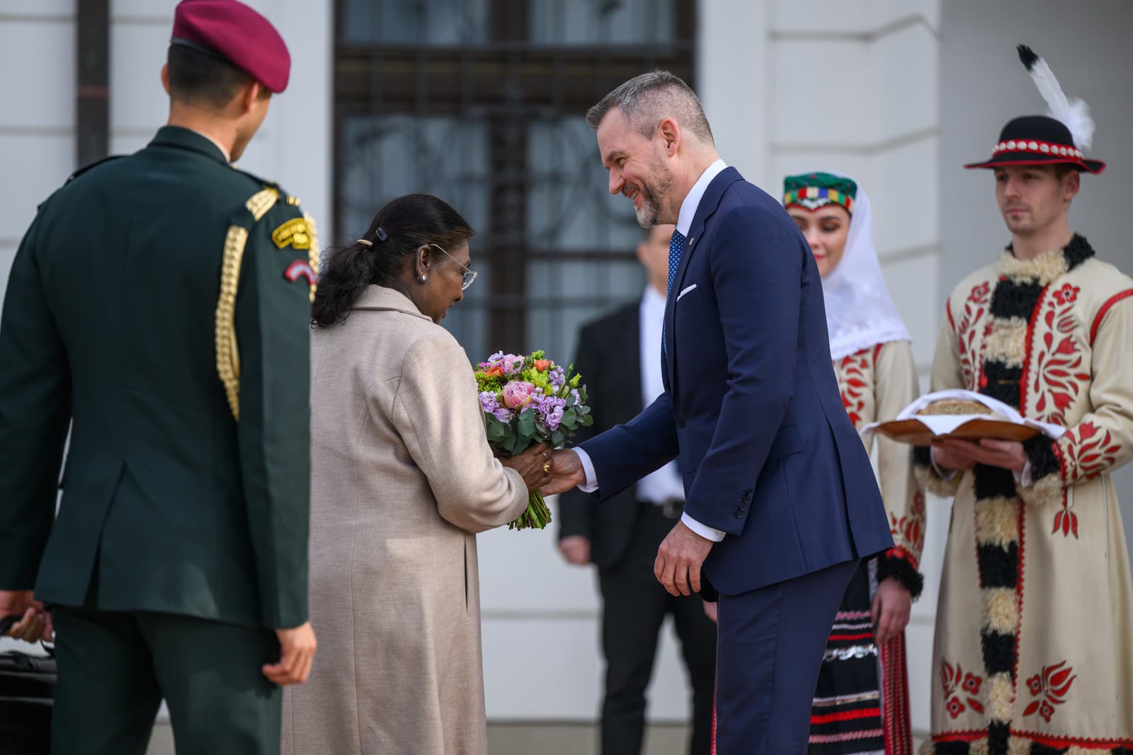 Prezident SR Peter Pellegrini privítal indickú hlavu štátu Draupadí Murmúovú
