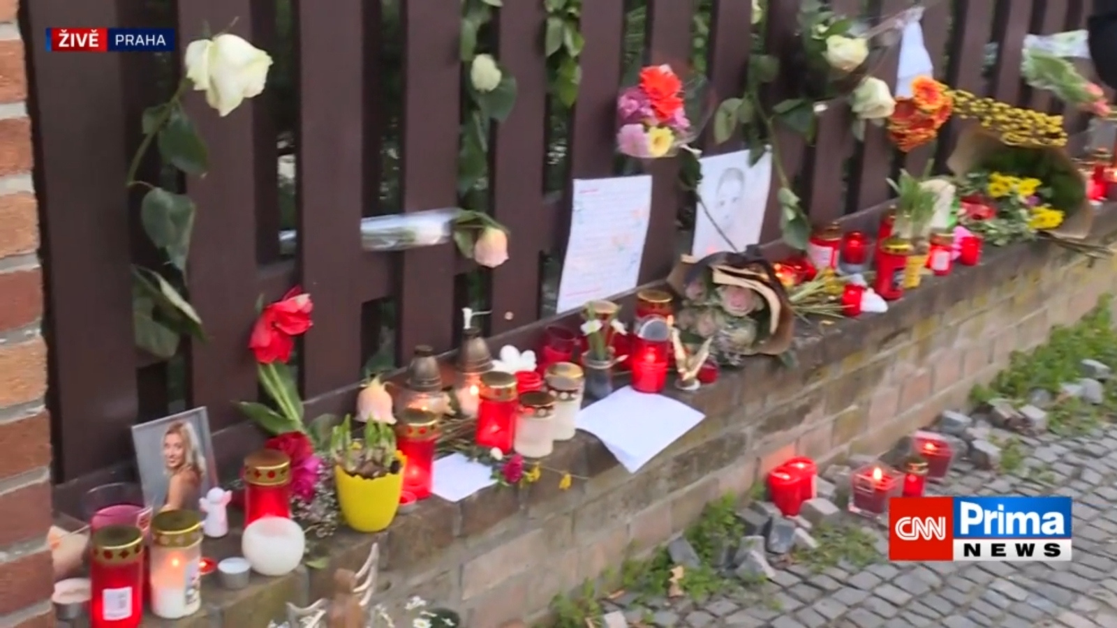 Pred domom Dády Patrasovej vzniklo pietne miesto na pamiatku Aničky Slováčkovej.