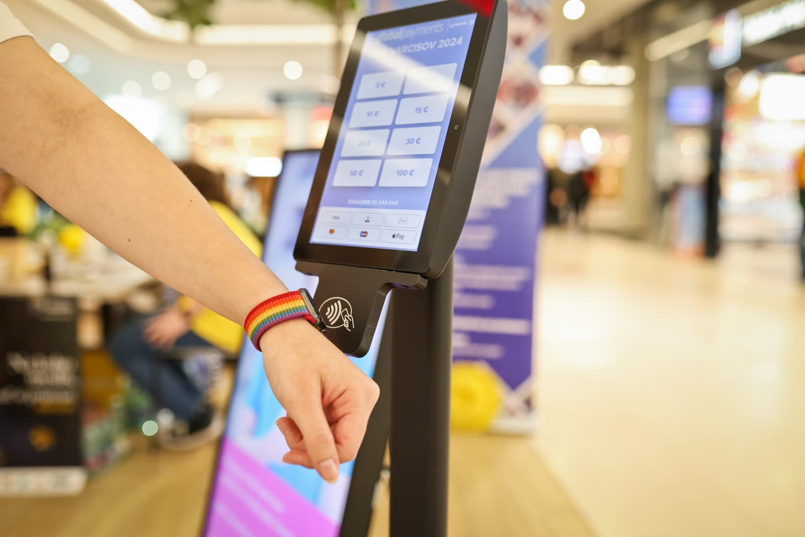 Darcovský totem v nákupnom centre.