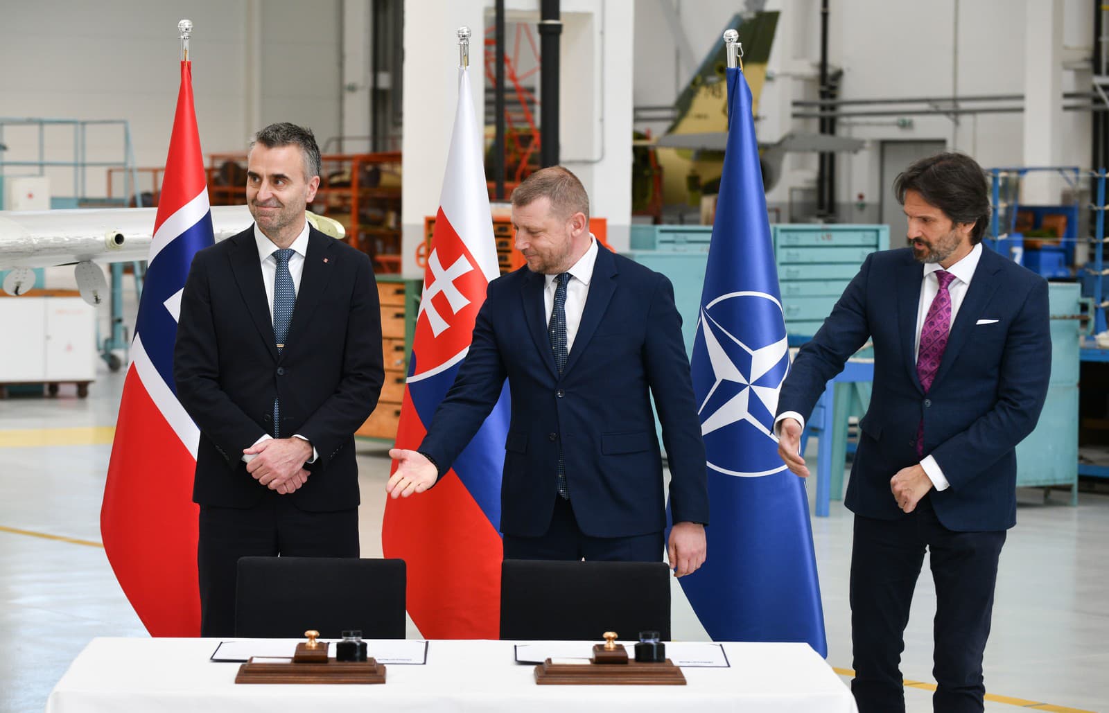 podpredseda vlády a minister obrany SR Robert Kaliňák (Smer-SD), generálny riaditeľ Leteckých opravovní Trenčín a.s. (LOTN) Juraj Lauš a prezident nórskej spoločnosti Kongsberg Aviation Maintenance Services (KAMS) André Jaegtvik