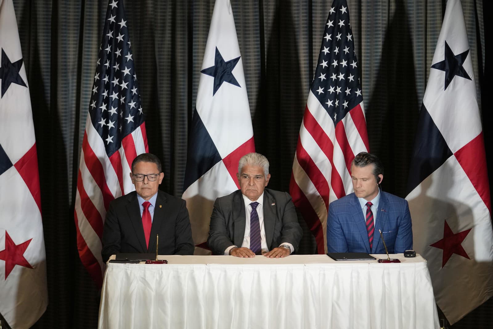 Panamský minister bezpečnosti Frank Abrego (vľavo), minister obrany USA Pete Hegseth (uprostred) a panamský prezident Jose Raul Mulino