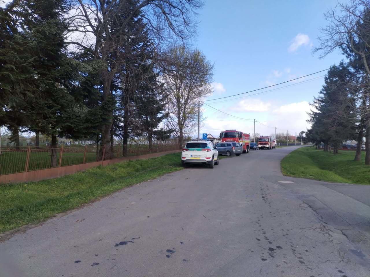 Hasiči zasahujú pri požiari kostolnej veže vo Vysokej nad Uhom