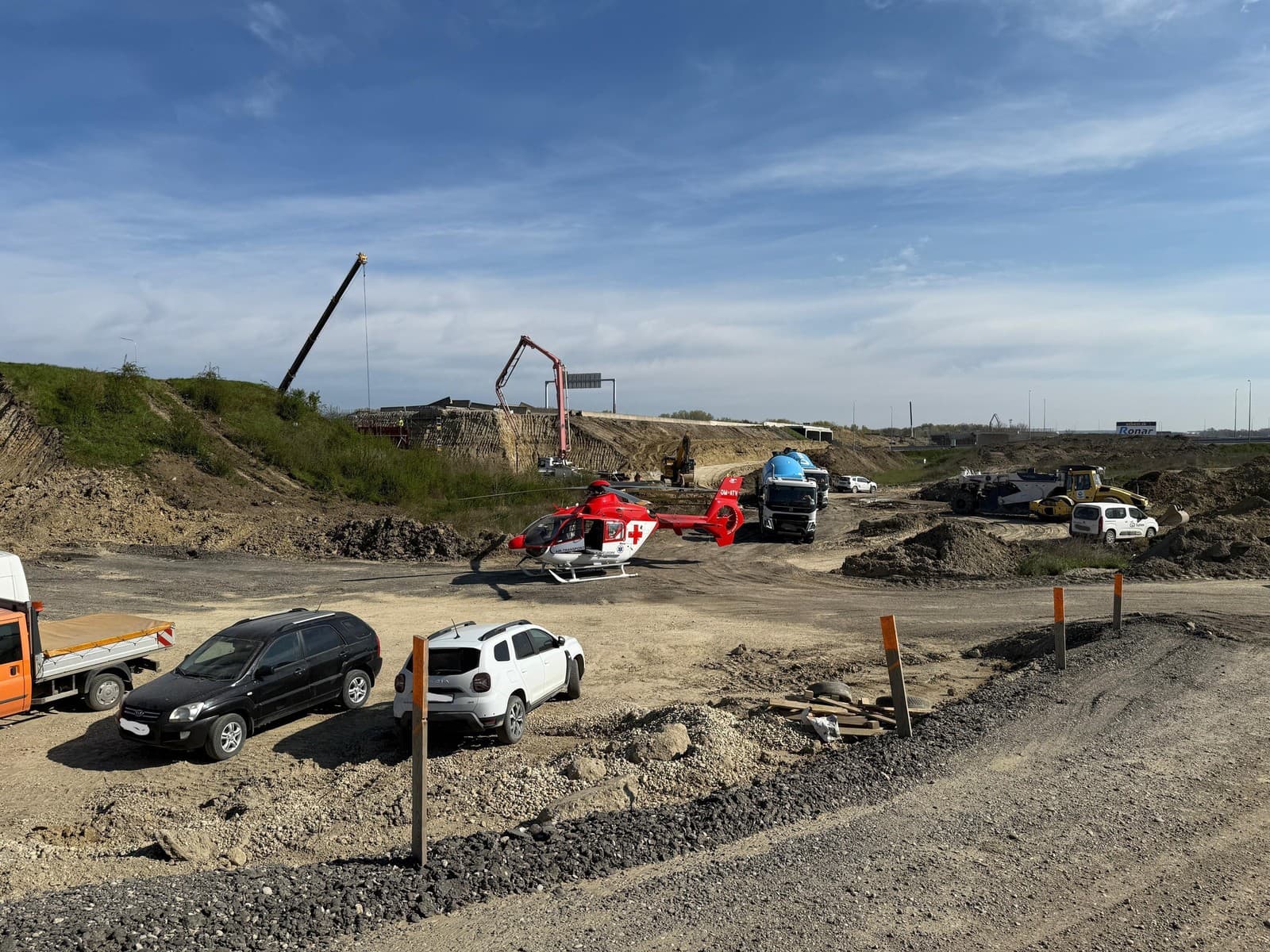 Krištof 01 bol dopoludnia vyslaný k mestskej časti Vajnory, kde došlo k zavaleniu robotníka stavebným materiálom