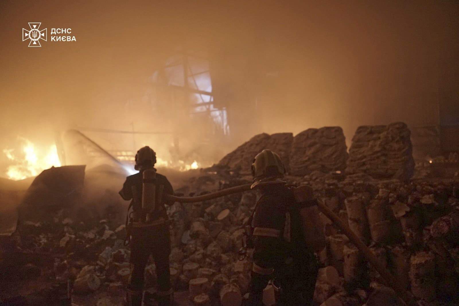 Personál pohotovostných služieb pracuje na hasení požiaru po ruskom útoku v Kyjeve