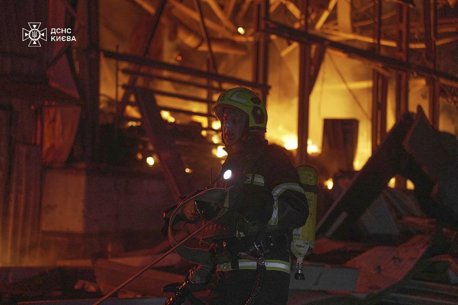 Personál pohotovostných služieb pracuje na hasení požiaru po ruskom útoku v Kyjeve