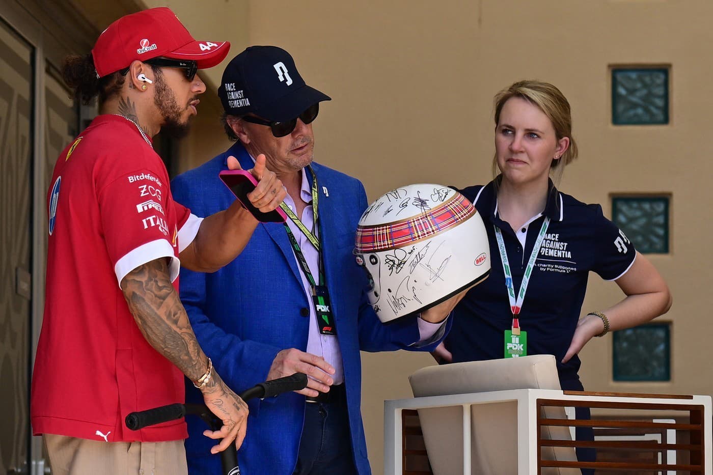 Mark Stewart, syn Jackieho Stewarta, s prilbou s podpismi šampiónov F1