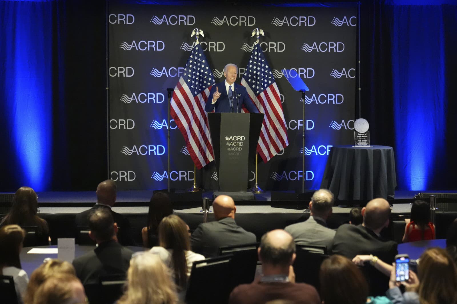 Bývalý americký prezident Joe Biden gestikuluje počas svojho prvého väčšieho prejavu po odchode z Bieleho domu