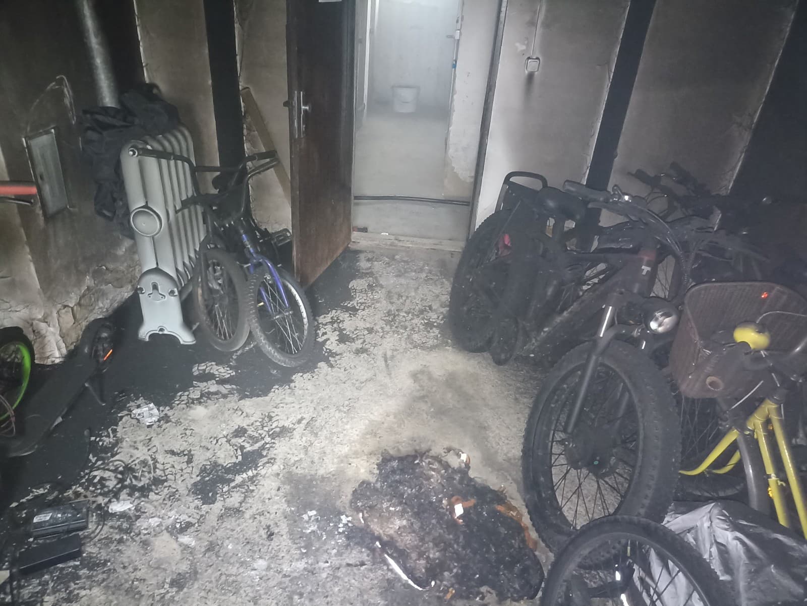 Požiar e-kolobežky v pivnici bytového domu