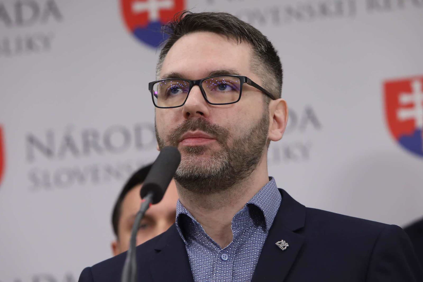 Opozícia vyzýva Šaška napraviť
