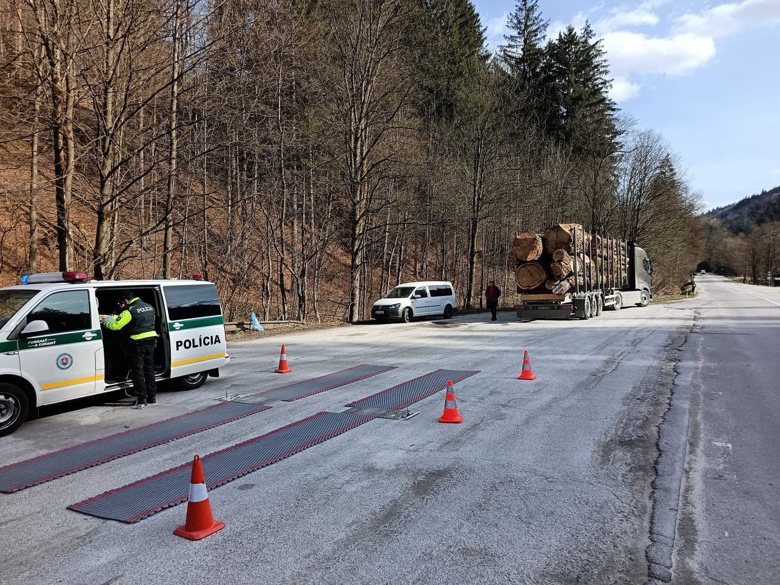 Žilinskí policajti pri kontrole