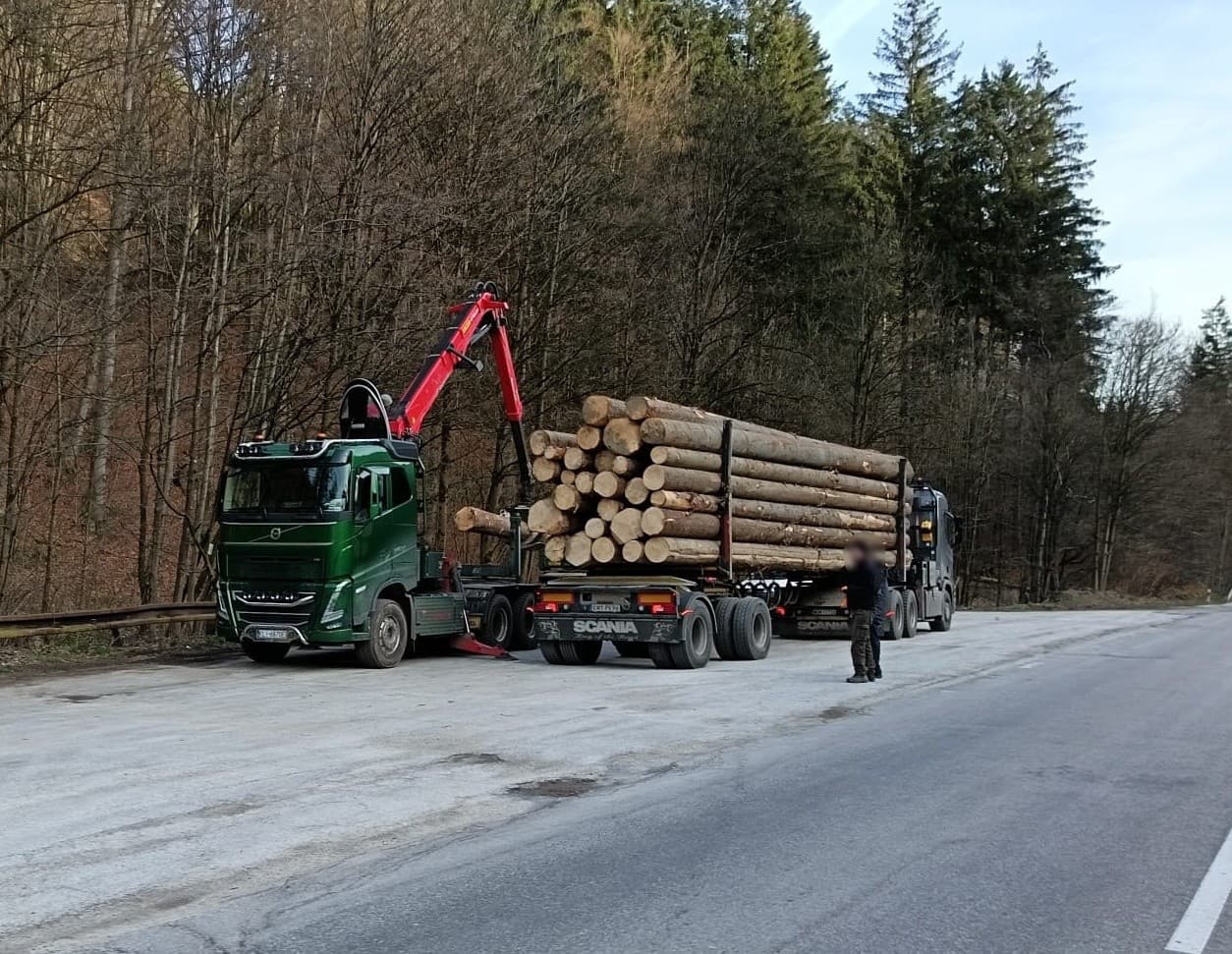 Žilinskí policajti pri kontrole