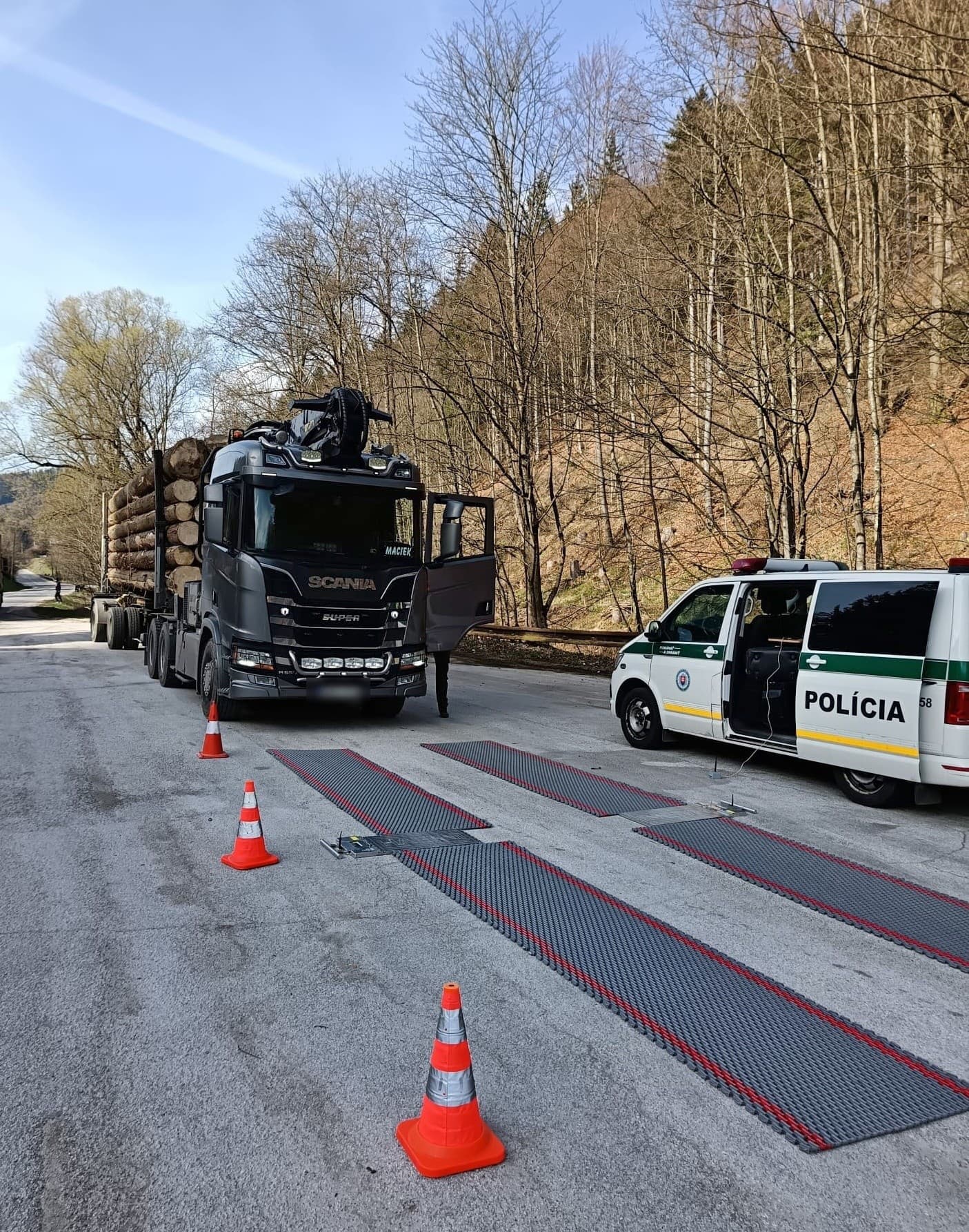 Žilinskí policajti pri kontrole