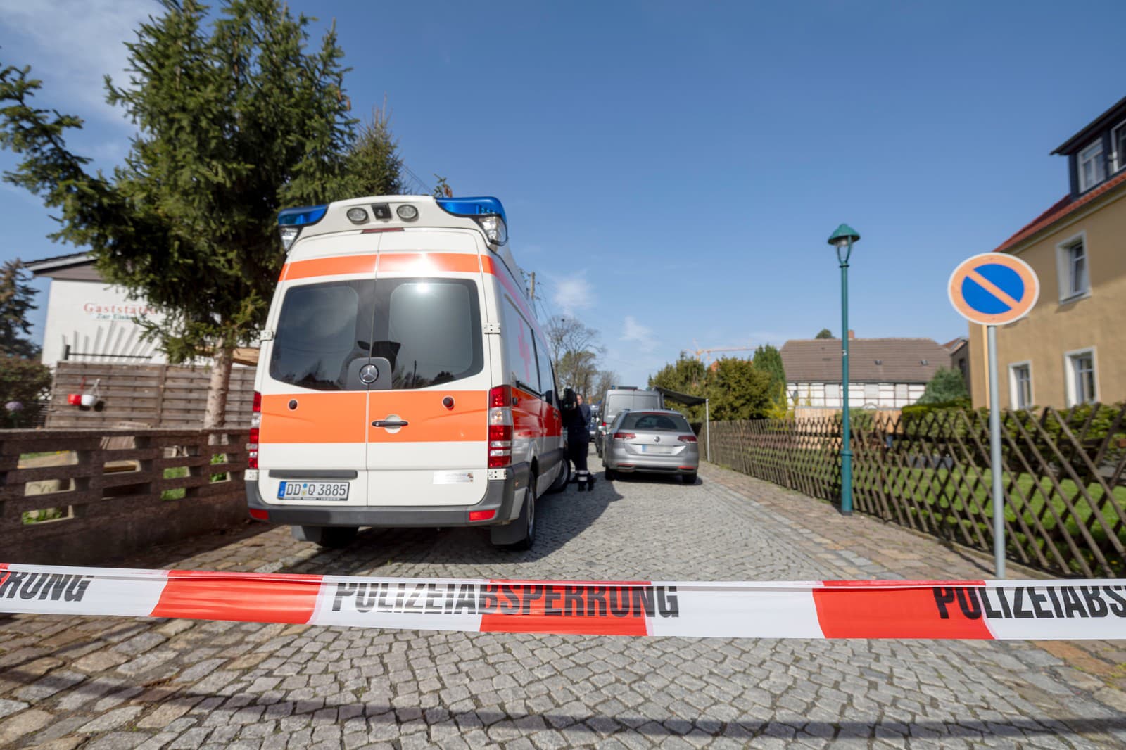 Policajti a príslušníci záchranných zložiek prehľadávajú dom 16-ročného mladíka, ktorý je podozrivý z výroby a prechovávania smrteľne jedovatého ricínu v obci Zeithain 