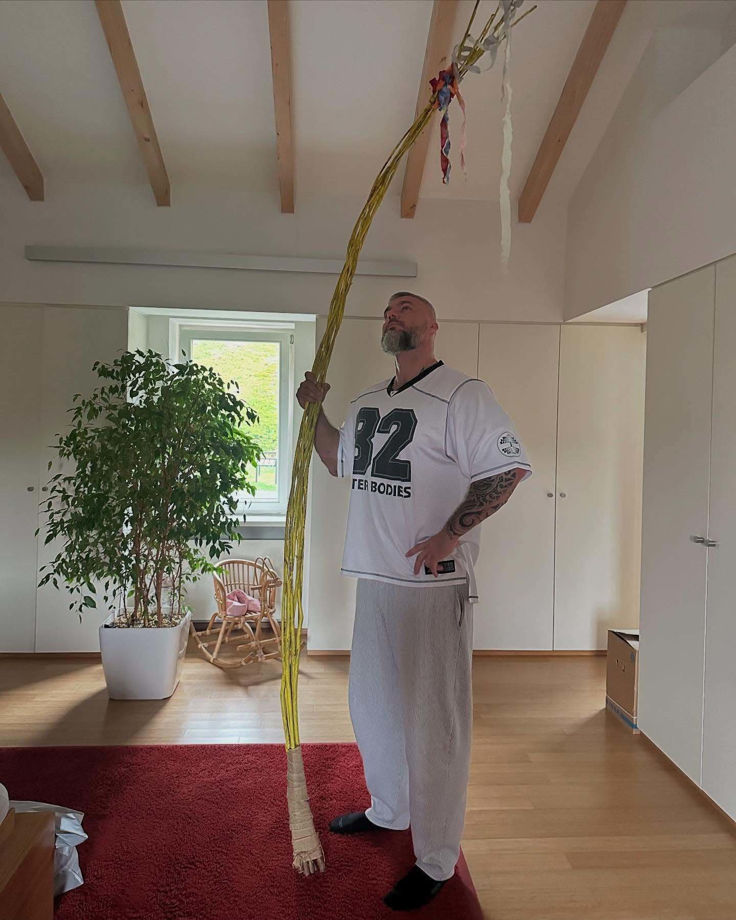 Radek Filipi, partner speváčky Lucie Bílej, pripravený na šibačku