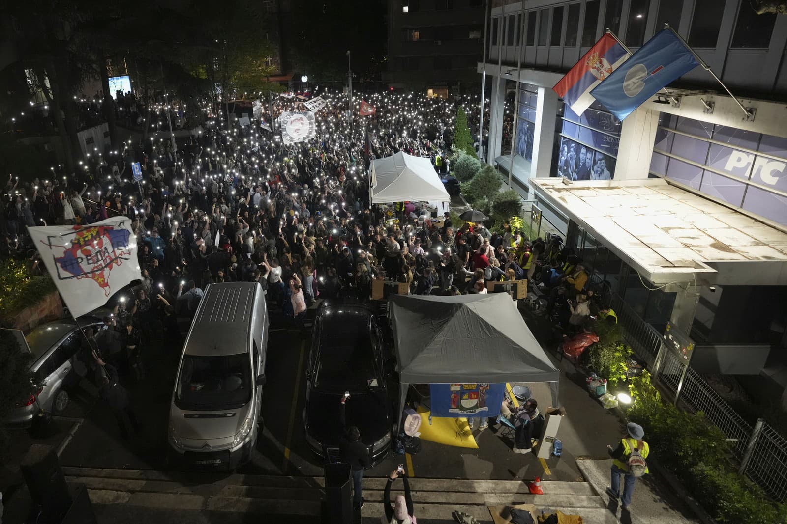 Malá skupina protestujúcich srbských