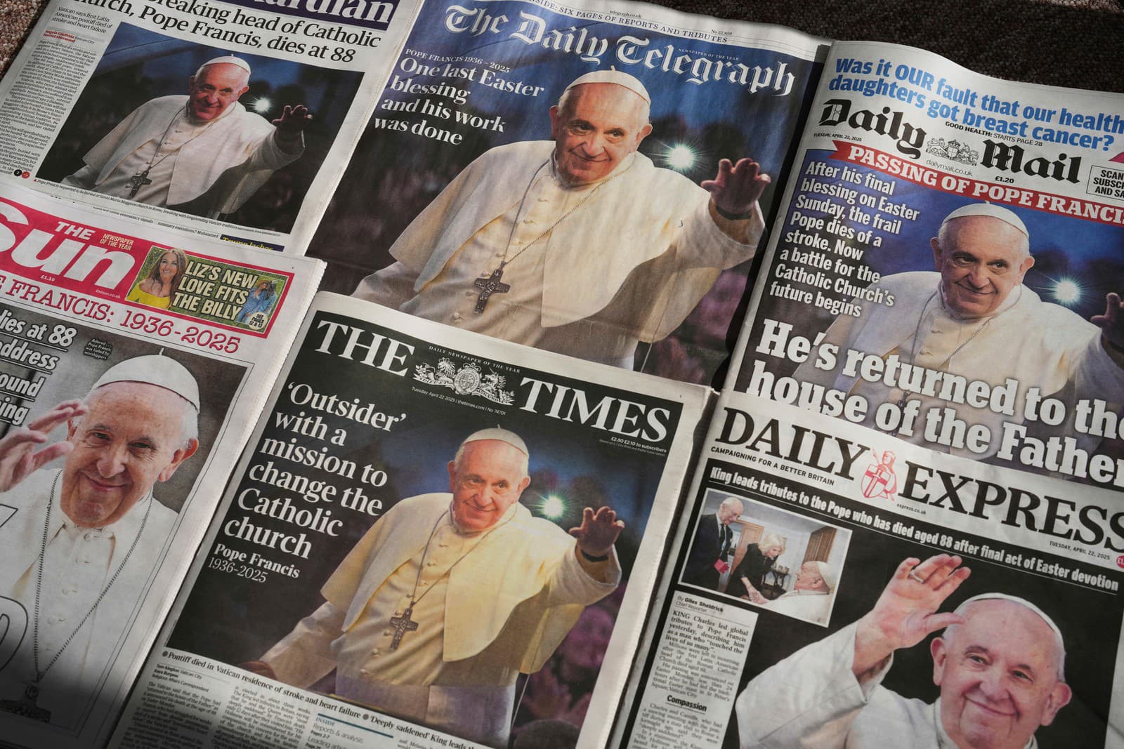 Na snímke titulné stránky britských denníkov, ktoré informujú o úmrtí pápeža Františka