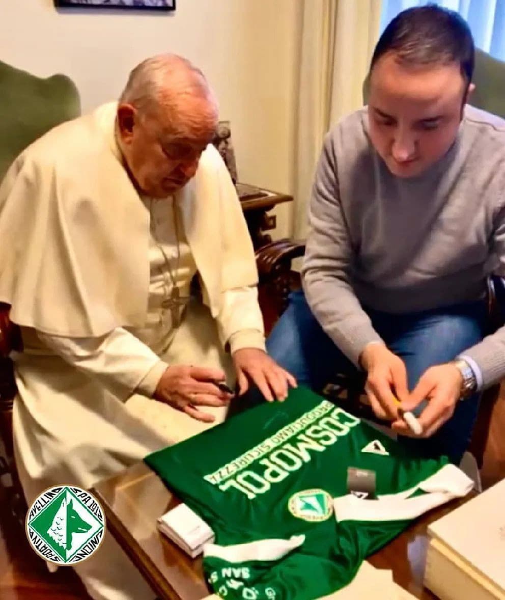 Pred niekoľkými mesiacmi pápež František požehnal a podpísal dres US Avellino 1912.