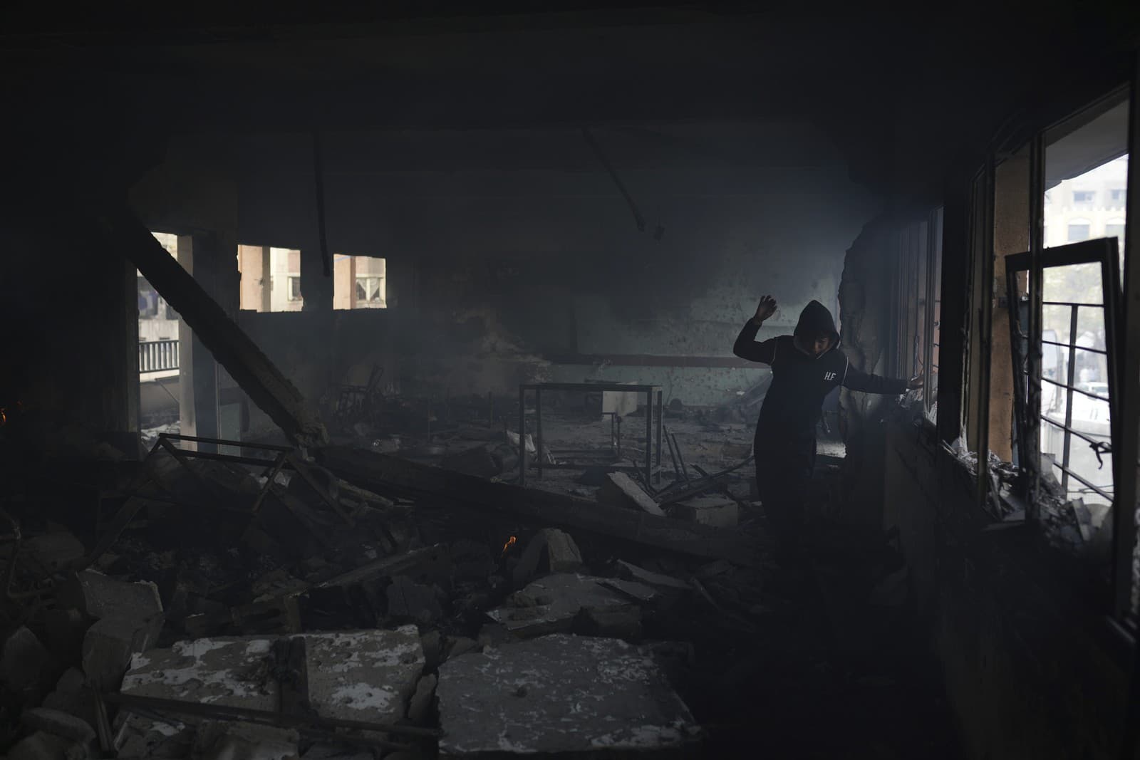 Palestínčania kontrolujú škody po izraelskom leteckom útoku na školu Yaffa v meste Gaza