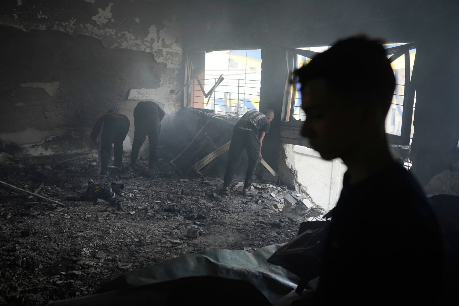 Palestínčania kontrolujú škody po izraelskom leteckom útoku na školu Yaffa v meste Gaza