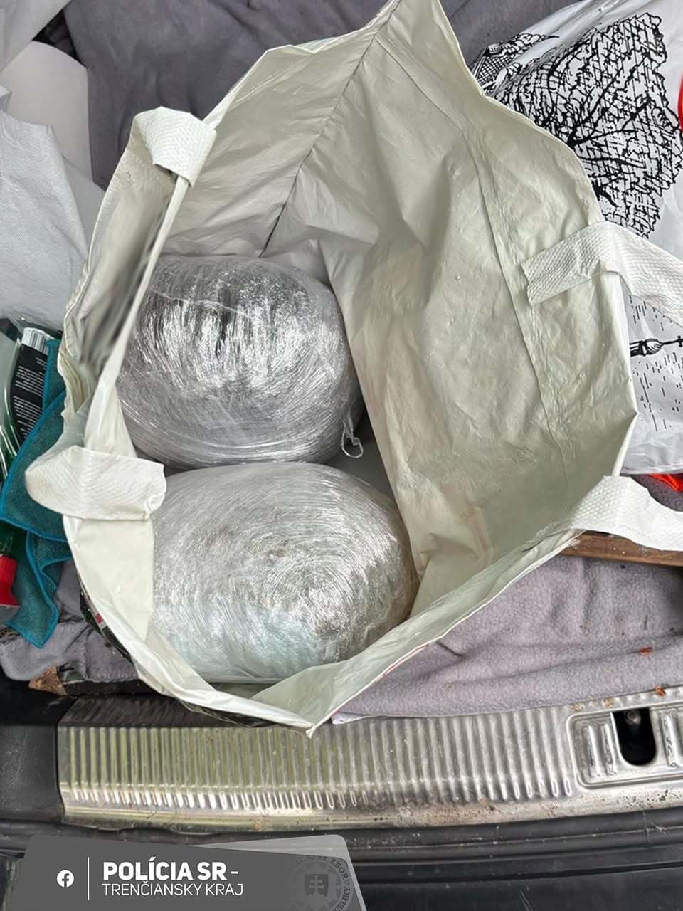 Policajti zadržali muža, ktorý mal pri sebe takmer 2 kilá konope