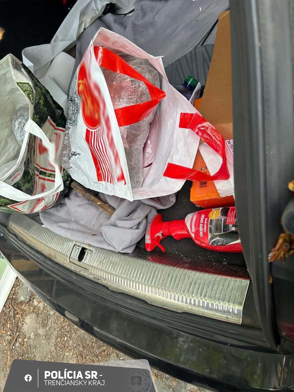 Policajti zadržali muža, ktorý mal pri sebe takmer 2 kilá konope