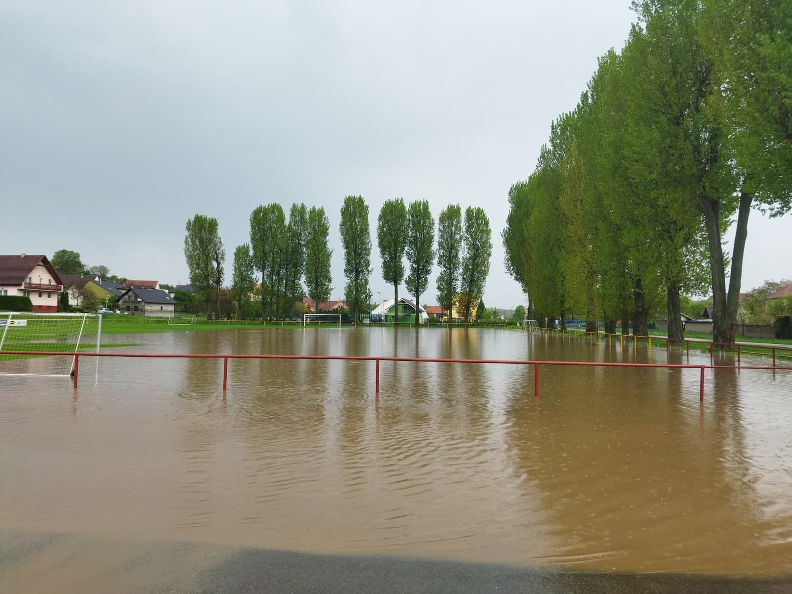 Zaplavené ihrisko v obci Těmice