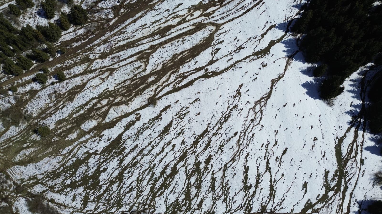Vrstva krúp nad obcou Babín na druhý deň po búrke