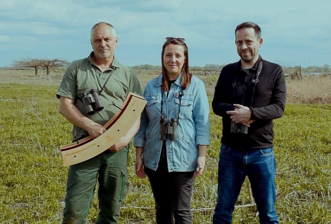 Zuzana Paulo Lackovičová s tímom organizácie SOS/BirdLife Slovensko a cenou Atlas