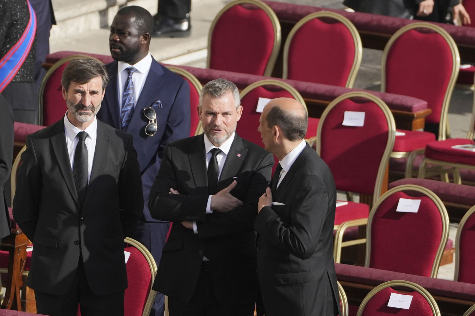 Slovenský prezident Peter Pellegrini (v strede) a slovenský minister zahraničných vecí Juraj Blanár (vľavo) pred pohrebom pápeža Františka.