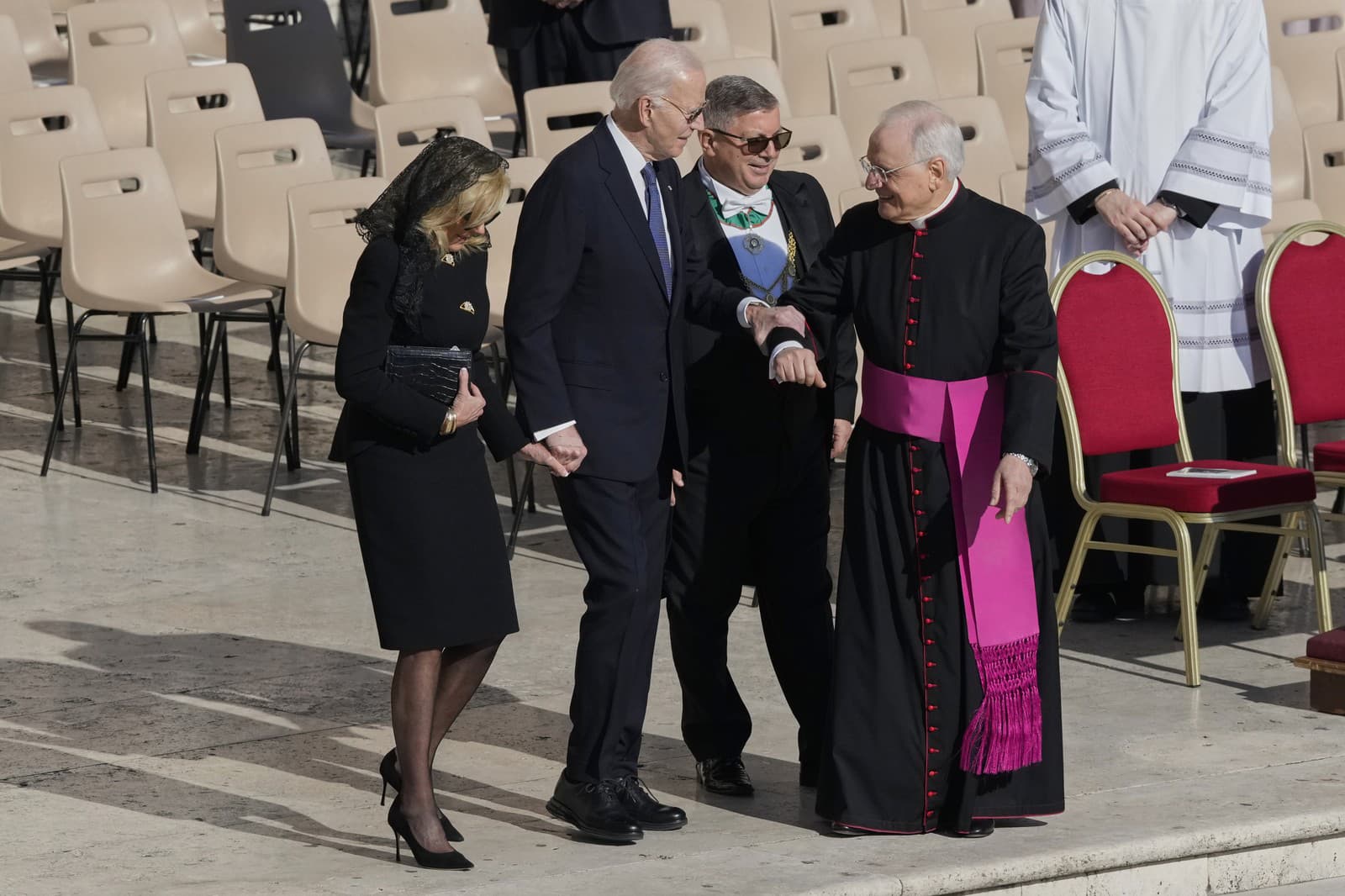 Bývalý americký prezident Joe Biden a jeho manželka Jill prichádzajú na pohreb pápeža Františka.
