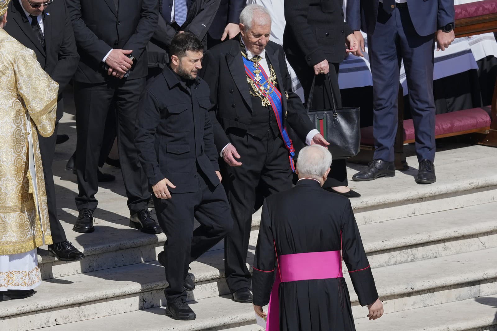 Ukrajinský prezident Volodymr Zelenskyj prichádza na pohreb pápeža Františka.